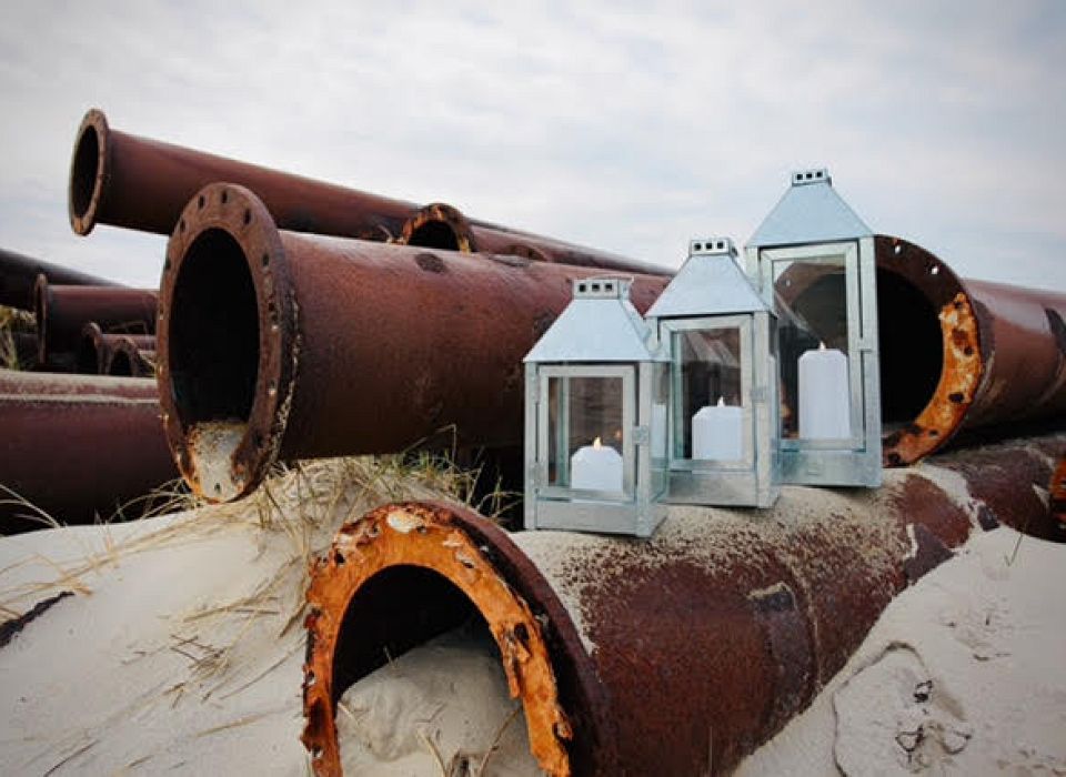 Klassiske smukke vaser fra KÂHLER i serien OMAGGIO Nuovo med sildebensmønster. Vaserne pryder hjemmet med sine smukke farver og man kan vælge at have en enkel vase stående eller sammensætte flere af vaserne som pynter bare i sig selv. Vaserne står flot med en fin buket, et par stilke eller med grene fra naturen. Kun din fantasi sætter grænser for hvordan disse smukke Omaggio nuovo vaser skal pryde dit hjem.